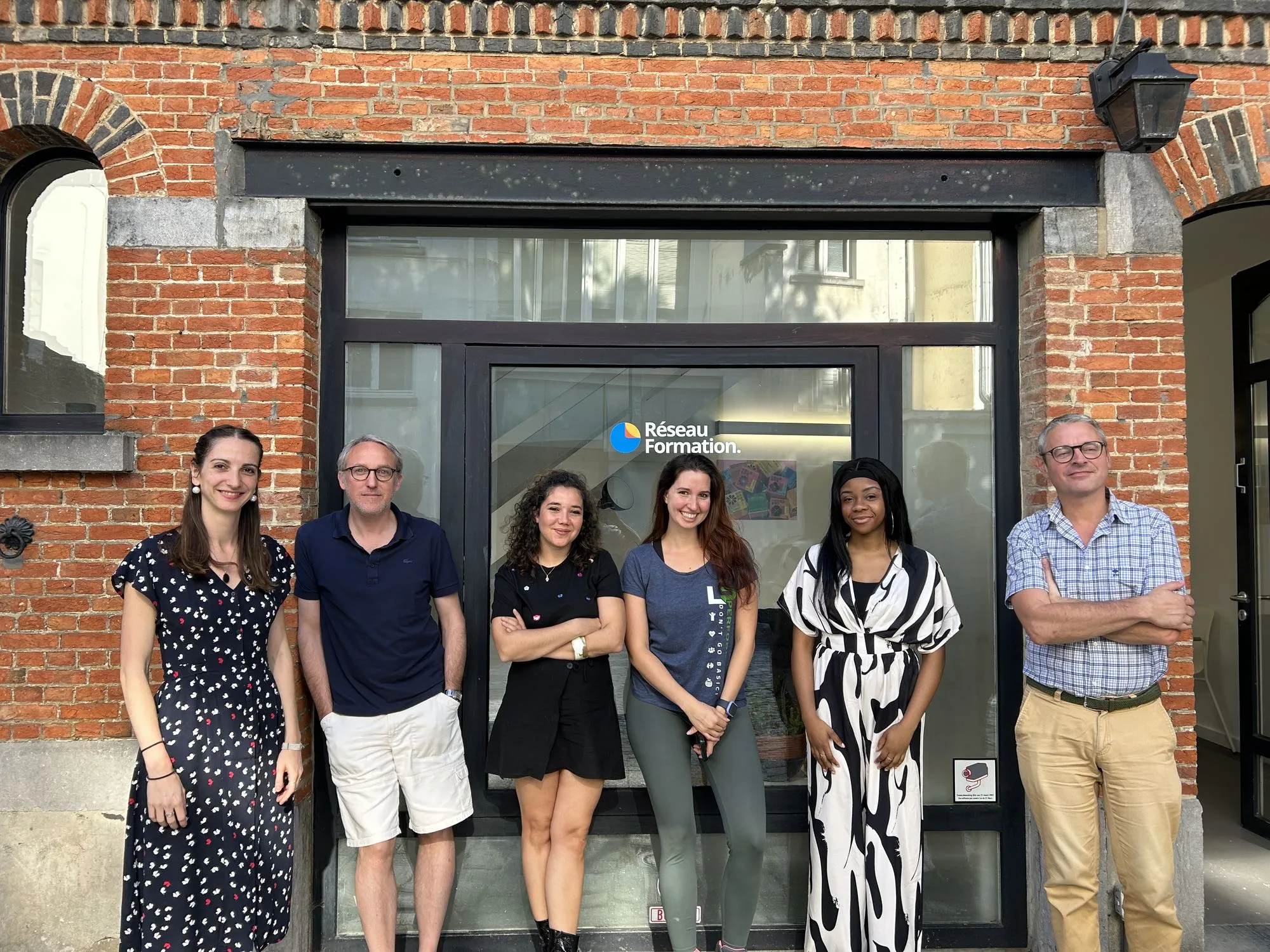 Un groupe d’élèves devant l’entrée de Réseau Formation à Saint-Gilles, Bruxelles