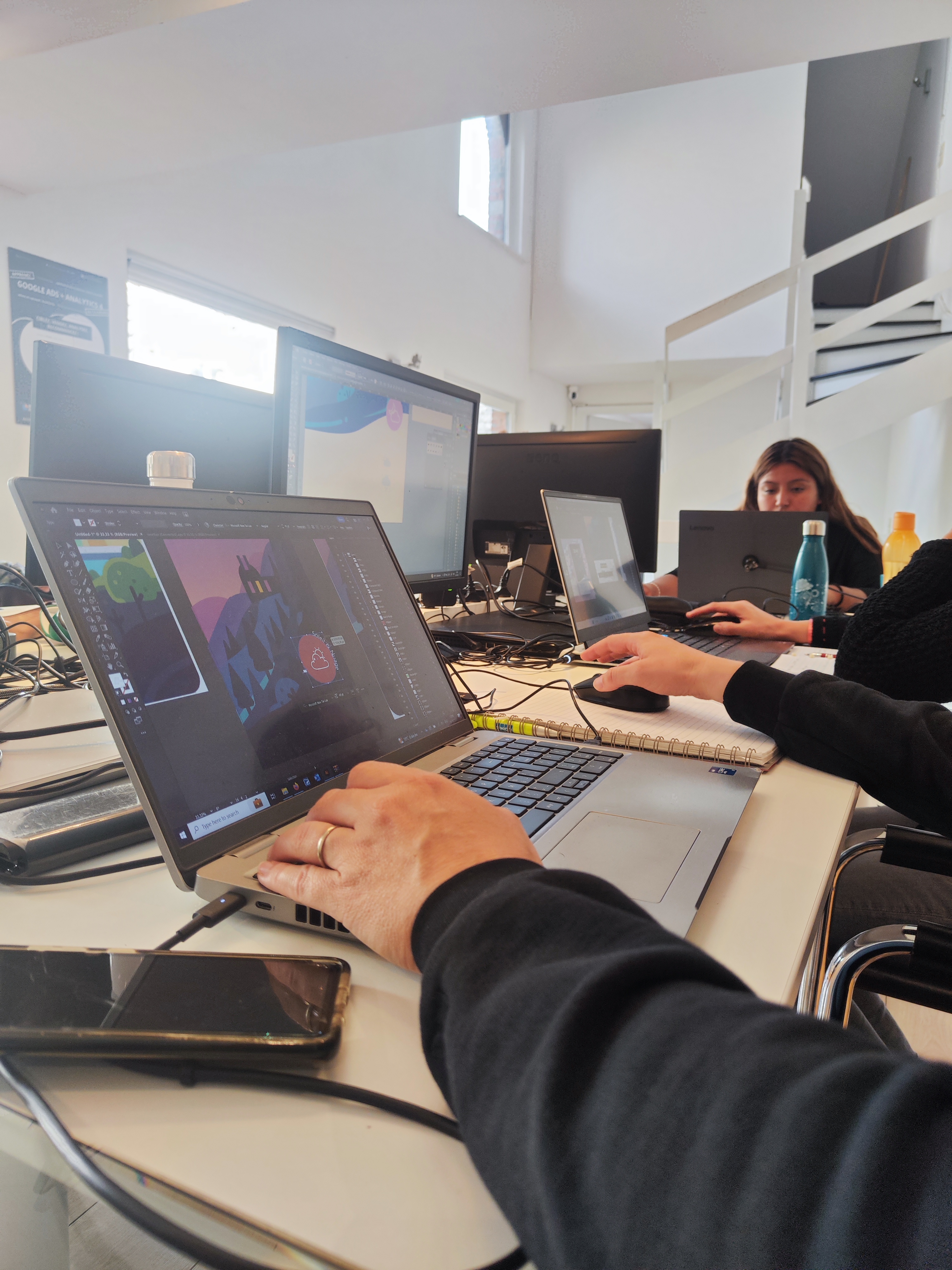 Ambiance salle de cours — petits groupes, formations graphisme le soir