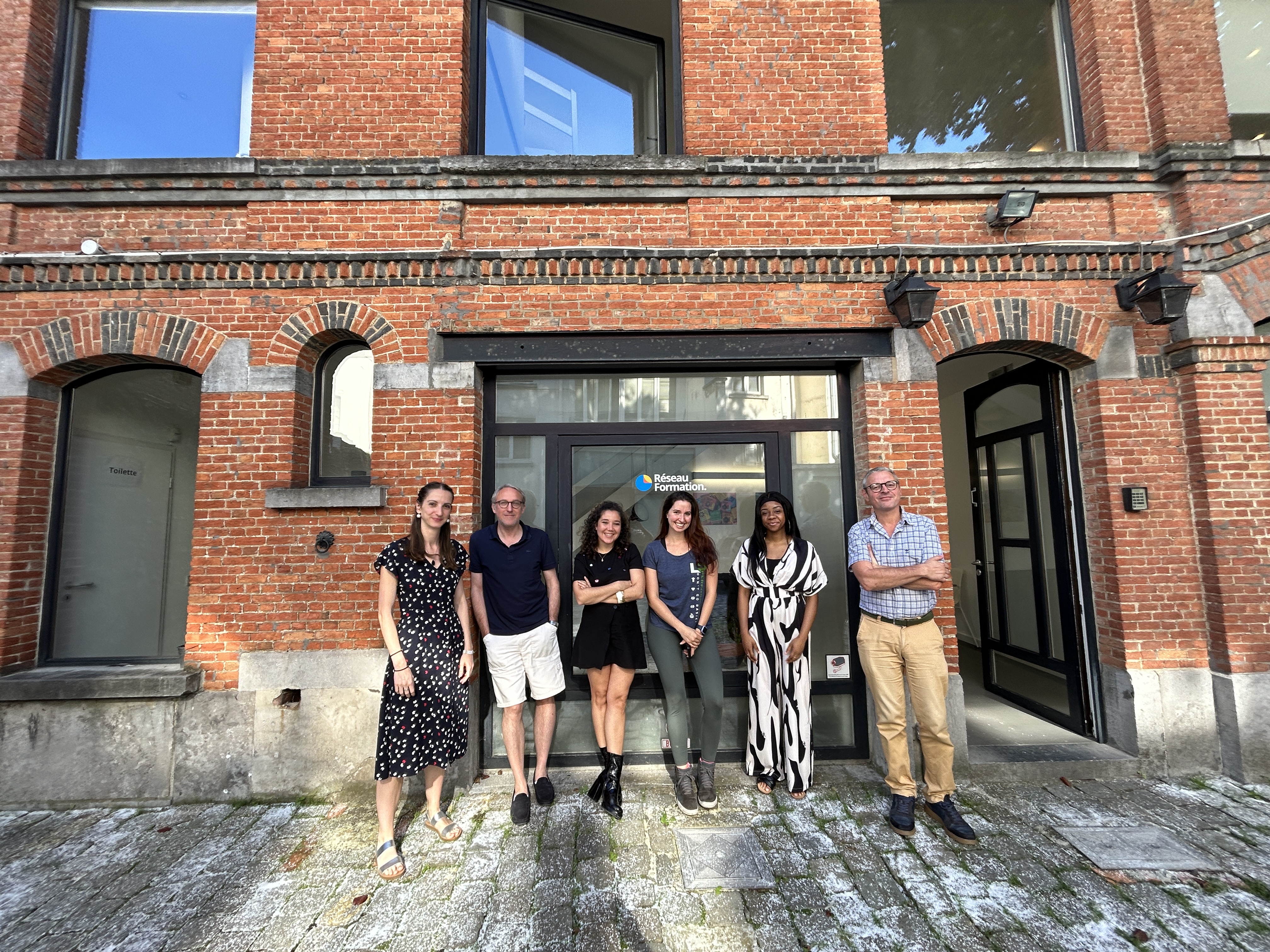 Participants à une formation Réseau Formation devant le centre — Saint-Gilles Bruxelles